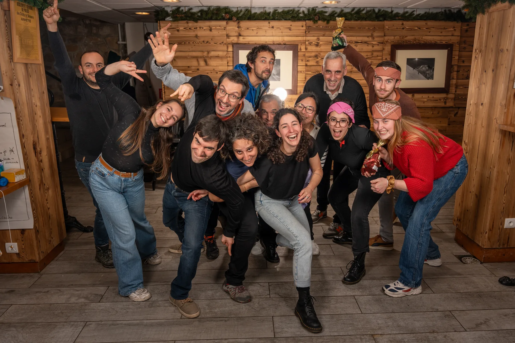 Photo de groupe joyeuse à la fin d’une animation d’entreprise