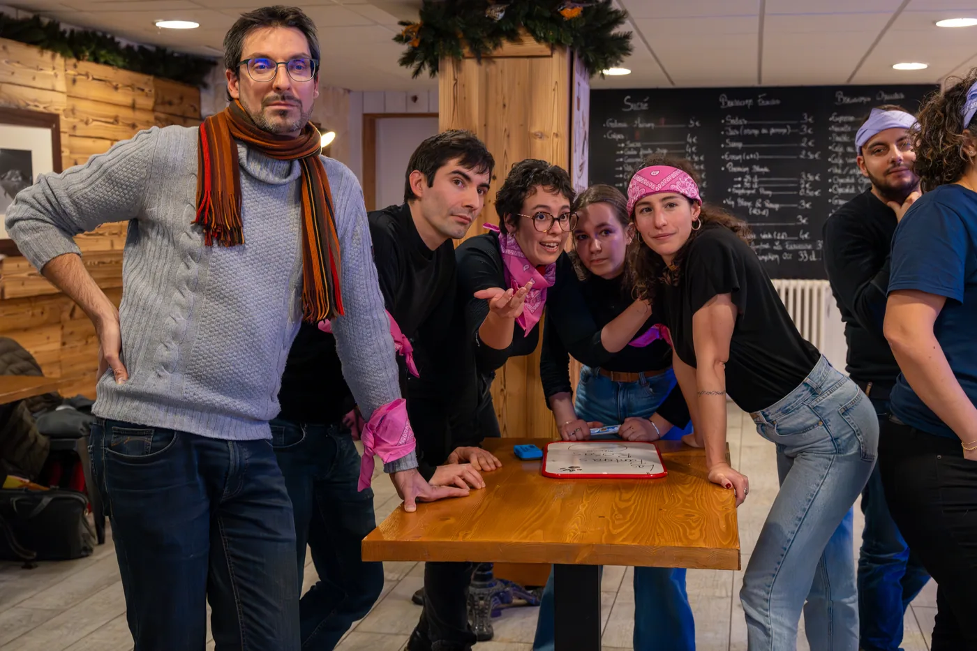 Équipe complice posant autour de son ardoise lors d’un quiz d’entreprise