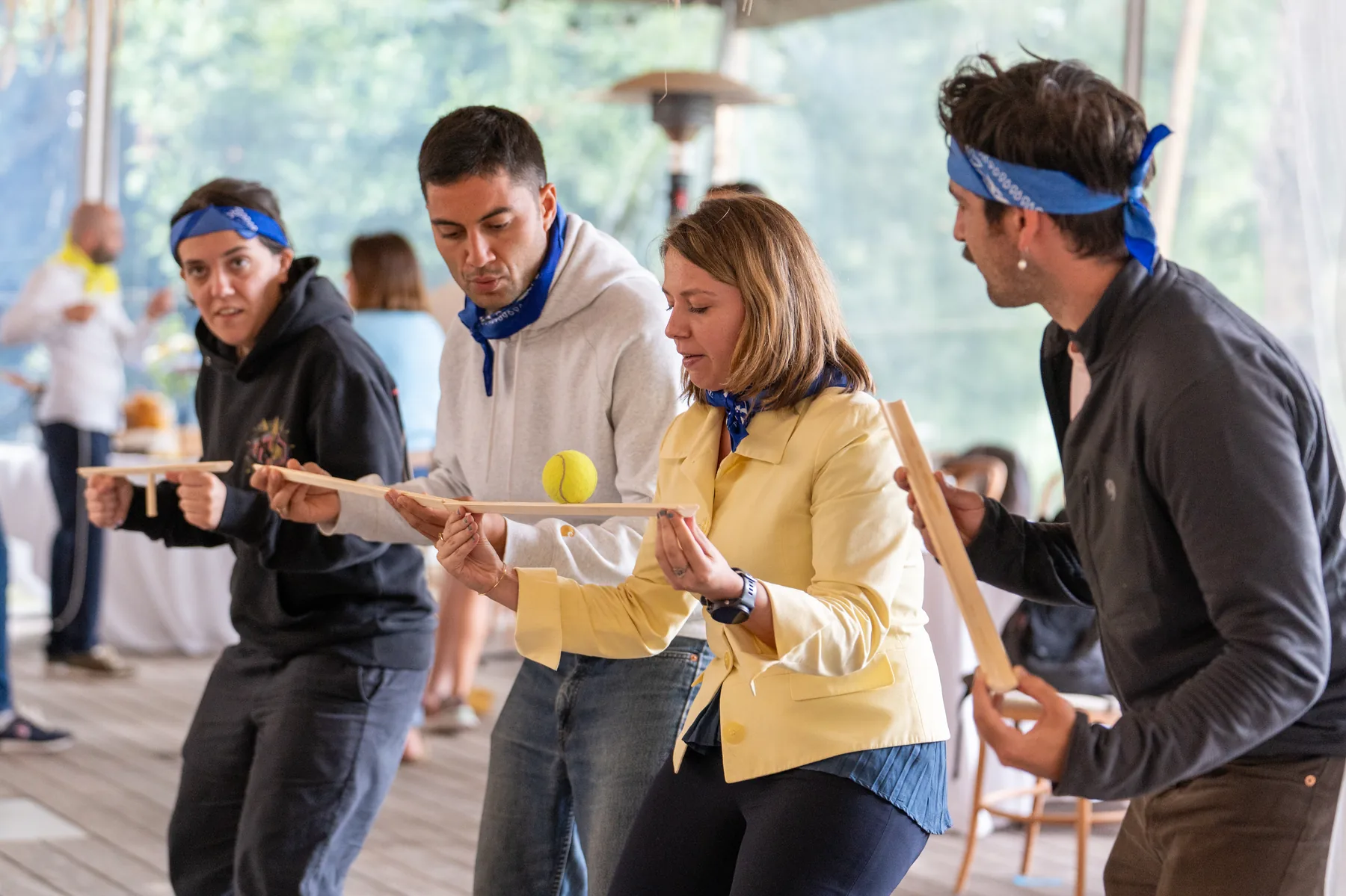 Quatre participants concentrés sur un jeu d’équilibre