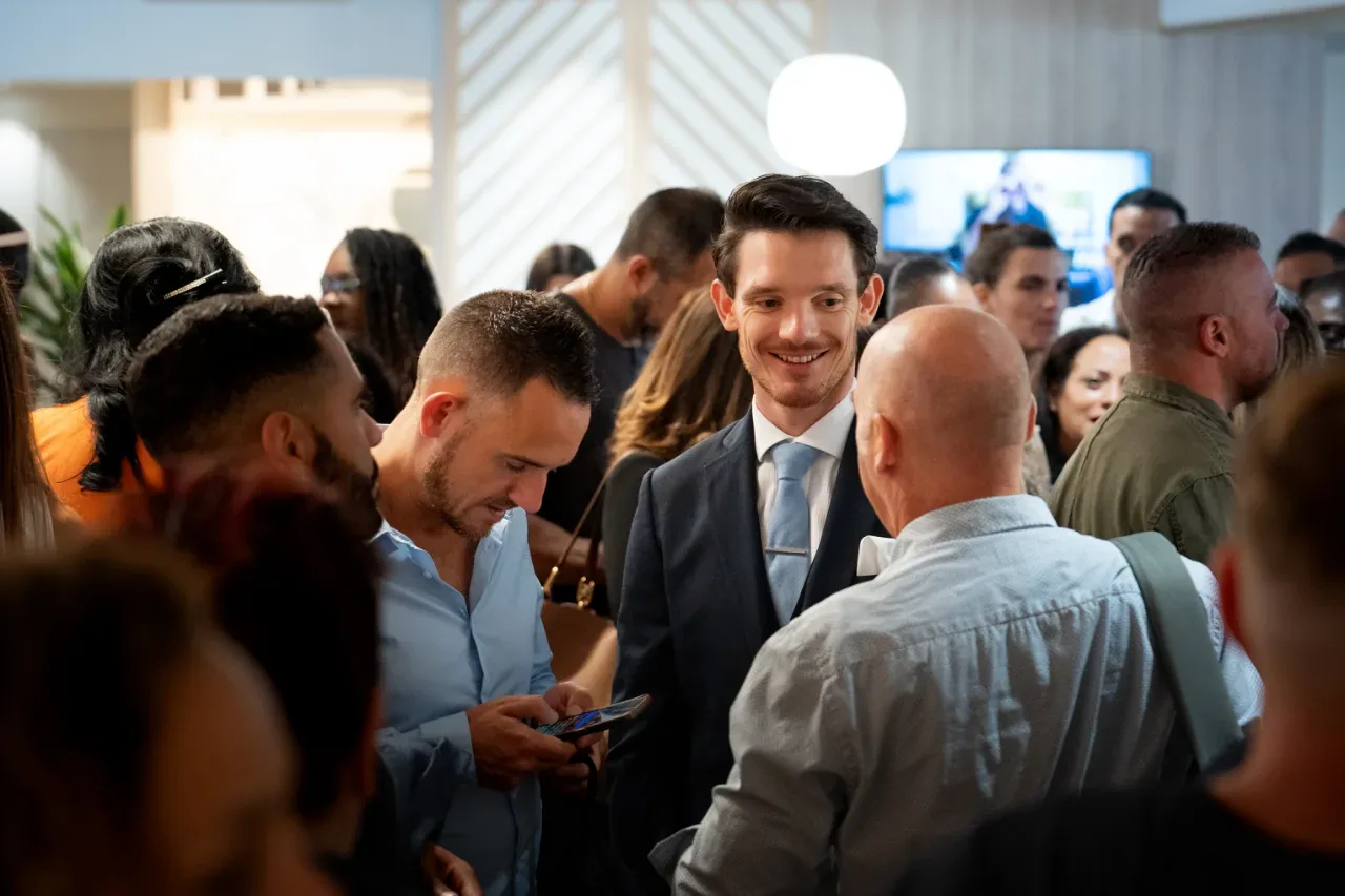 Networking animé entre participants d'une convention d'entreprise à Montpellier