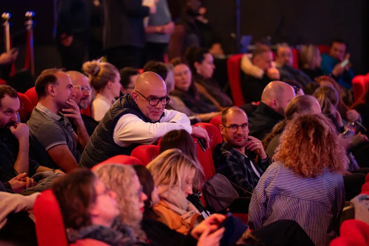 Public rieur installé dans une salle de théâtre lors d'une convention