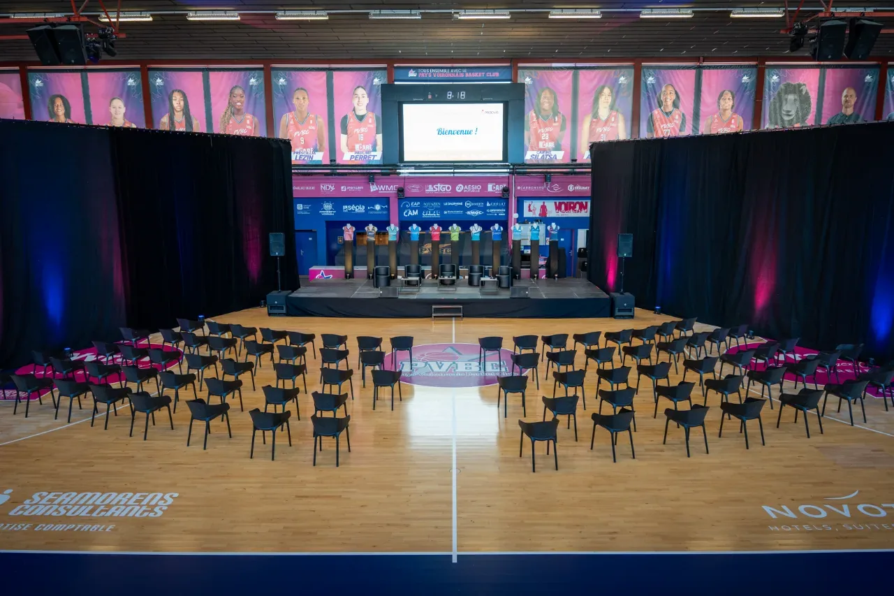 Grande salle de convention Procivis et sa scène, juste avant l'arrivée des participants