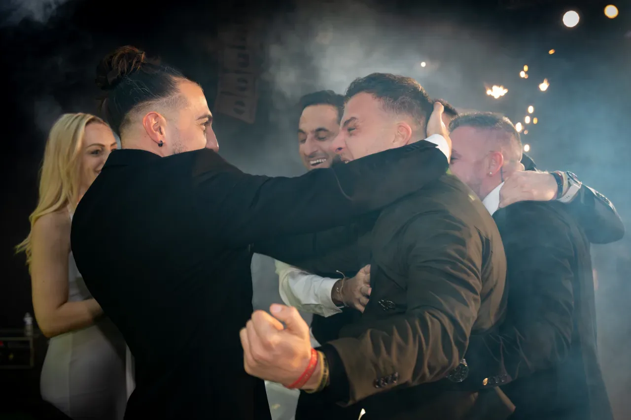 Accolade collective sur scène lors d'une soirée de gala