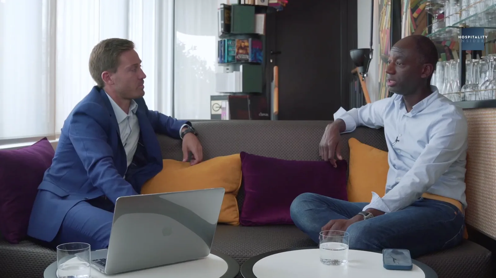 Interview en tête-à-tête sur un canapé : Maxime Blot échange avec le fondateur d'une marque d'hôtels, pour Hospitality Insiders