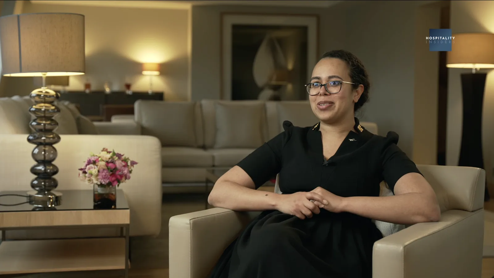 Interview filmée dans un salon d'hôtel : une jeune concierge Clefs d'Or répond face caméra, pour Hospitality Insiders