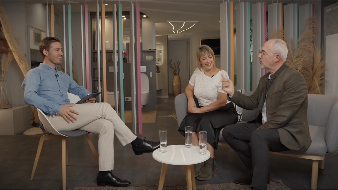 Plateau d'interview filmé par Robin Sforza : trois intervenants en discussion dans le showroom Geberit