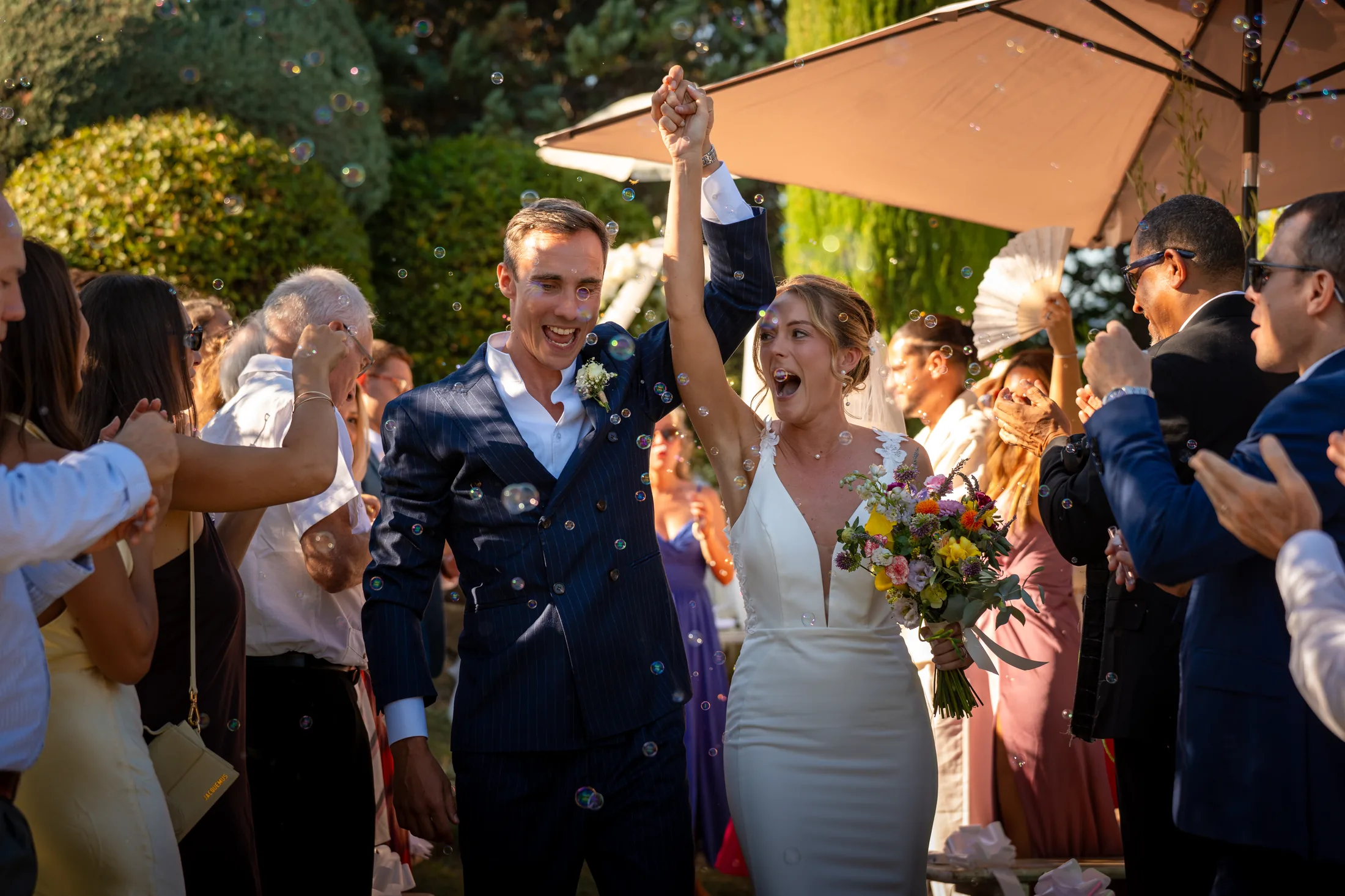 Sortie de cérémonie de mariage sous les bulles de savon : les mariés exultent, photographiés par Robin Sforza