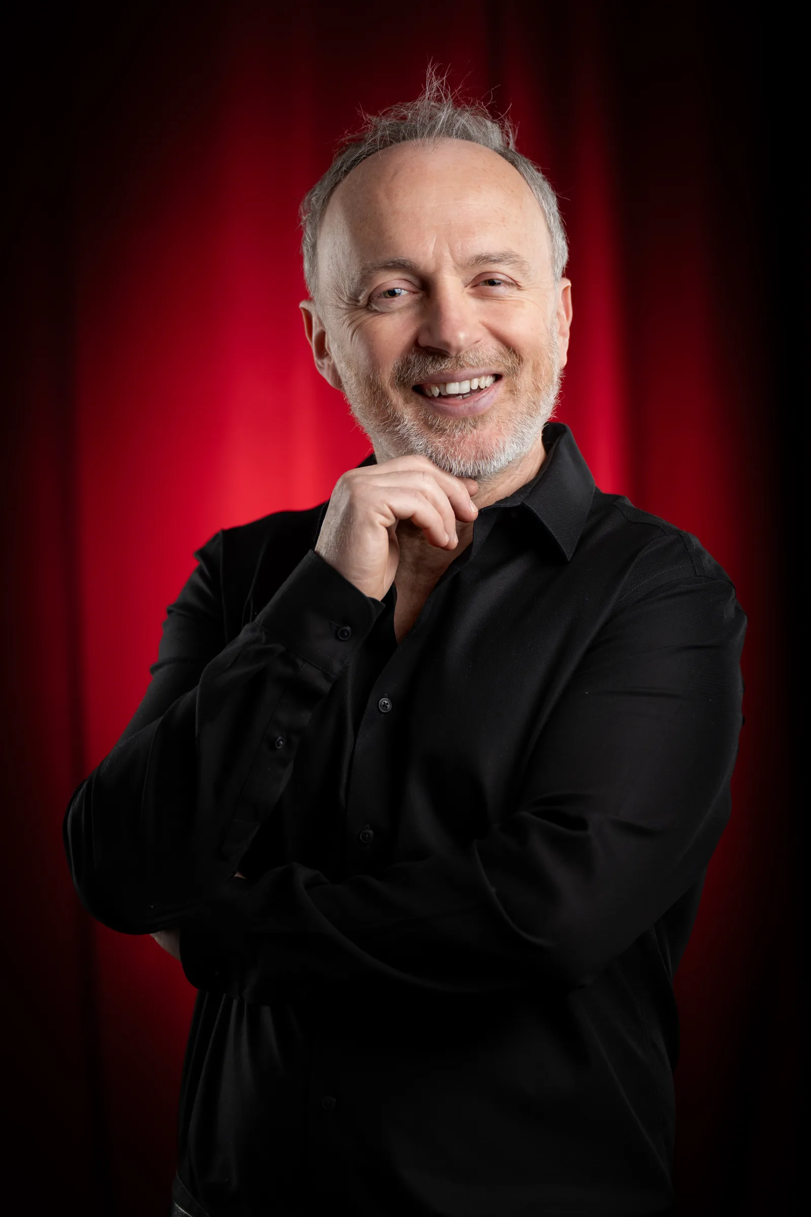 Portrait devant rideau rouge