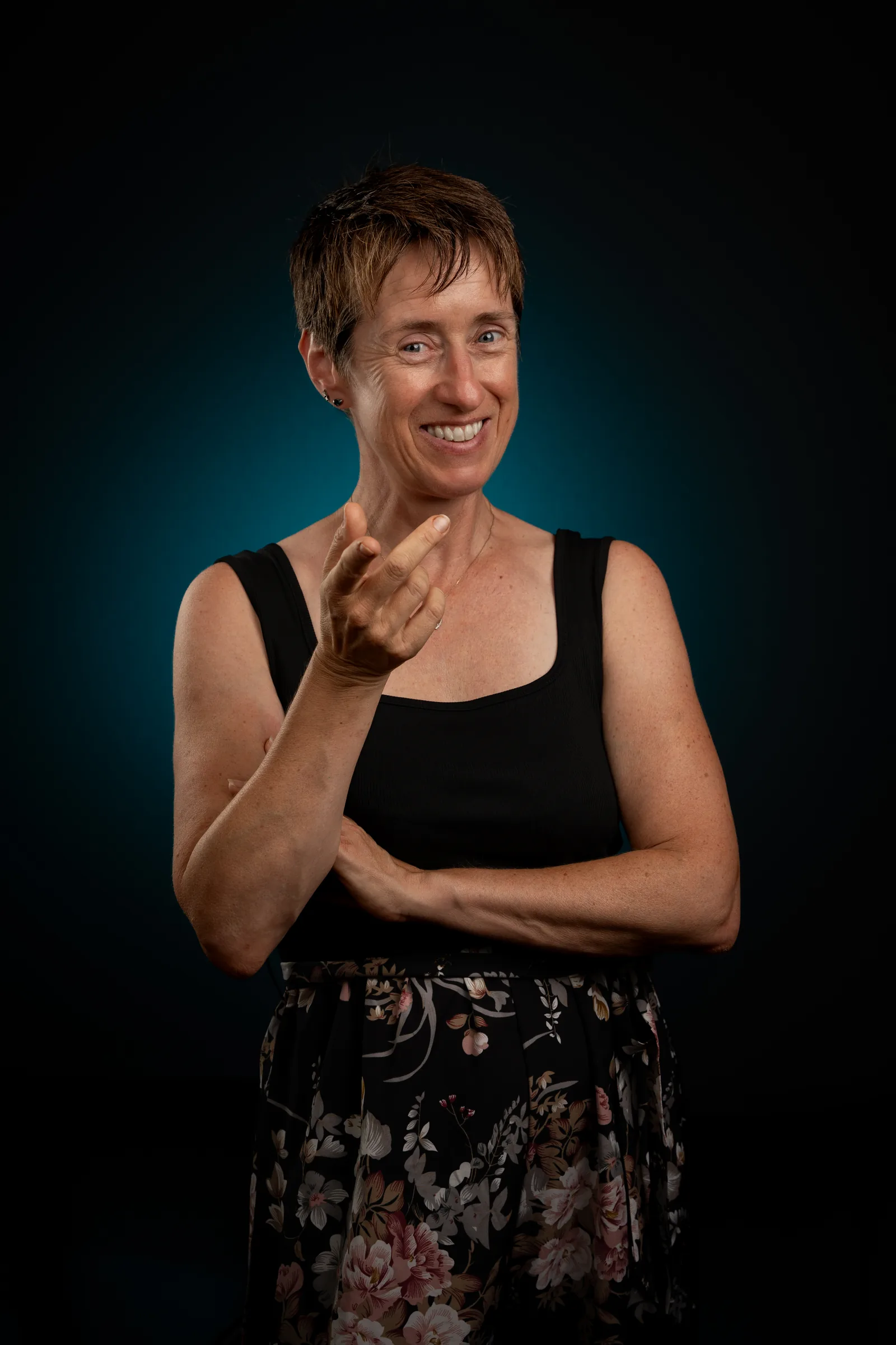 Portrait studio, geste complice