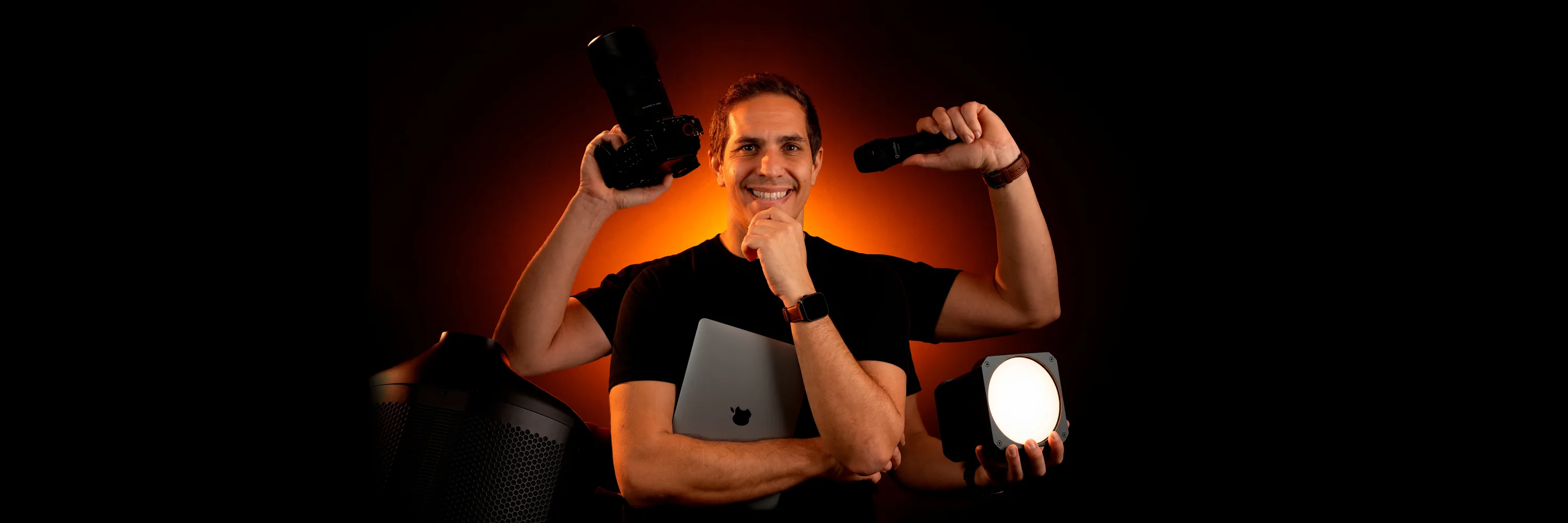 Robin Sforza, photographe et animateur d'évènements à Grenoble, entouré de son matériel photo, micro et lumière
