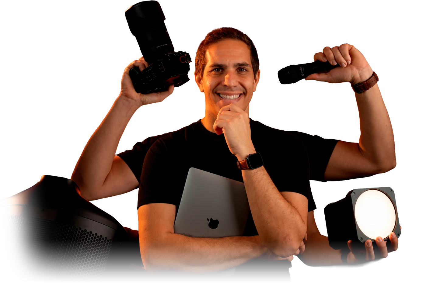 Robin Sforza, photographe, vidéaste et animateur, entouré de son appareil photo, son micro, sa lumière et son enceinte