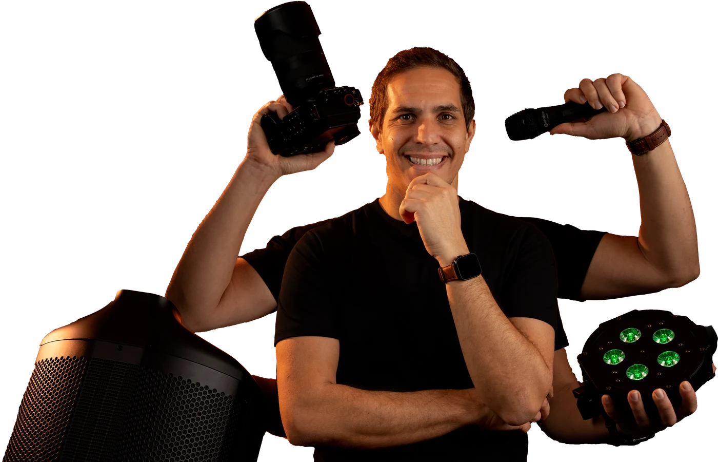 Robin Sforza, photographe, vidéaste et animateur, entouré de son appareil photo, son micro, sa lumière et son enceinte